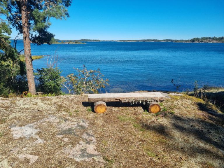 Läs mer om artikeln Bänkar på Stugudden